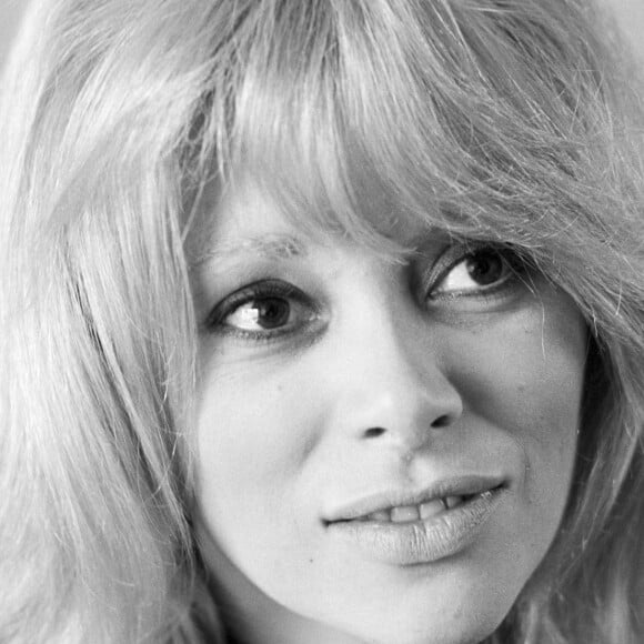 Une maladie de naissance qui l'avait forcée à se faire opérer pour ne pas mourir jeune. 
En France, à Paris, Mireille Darc chez elle dans son salon le 9 février 1970.