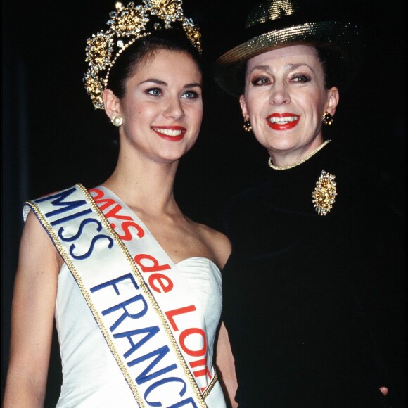 L'occasion de s'intéresser à l'ancienne reine de beauté.
Valérie Claisse et Geneviève de Fontenay, 1994 à Paris.