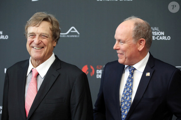 S.A.S LE Prince Albert II et John GOODMAN sur le tapis rouge du photocall de la cérémonie d'ouverture du 62ème Festival de Télévision de Monte-Carlo, à Monaco, le 16 juin 2023. © Cyril Dodergny/Nice Matin/BestImage 