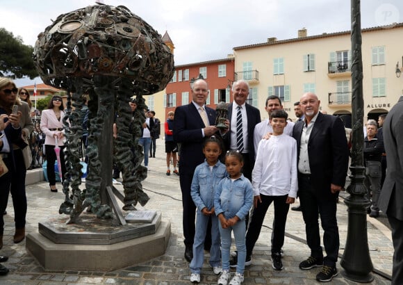 Exclusif - Le prince Albert II de Monaco inaugure la sculpture "La Méduse des Voyageurs" à Saint-Jean-Cap-Ferrat, en présence du maire de la ville, Jean-François Dieterich, le 15 mai 2024. © Jean-François Ottonello / Nice Martin / Bestimage 