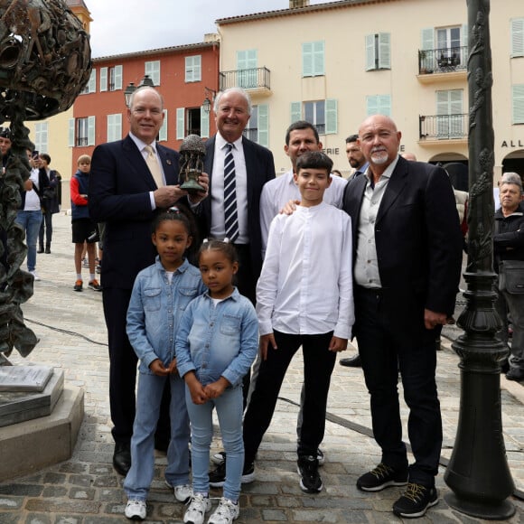 Exclusif - Le prince Albert II de Monaco inaugure la sculpture "La Méduse des Voyageurs" à Saint-Jean-Cap-Ferrat, en présence du maire de la ville, Jean-François Dieterich, le 15 mai 2024. © Jean-François Ottonello / Nice Martin / Bestimage 