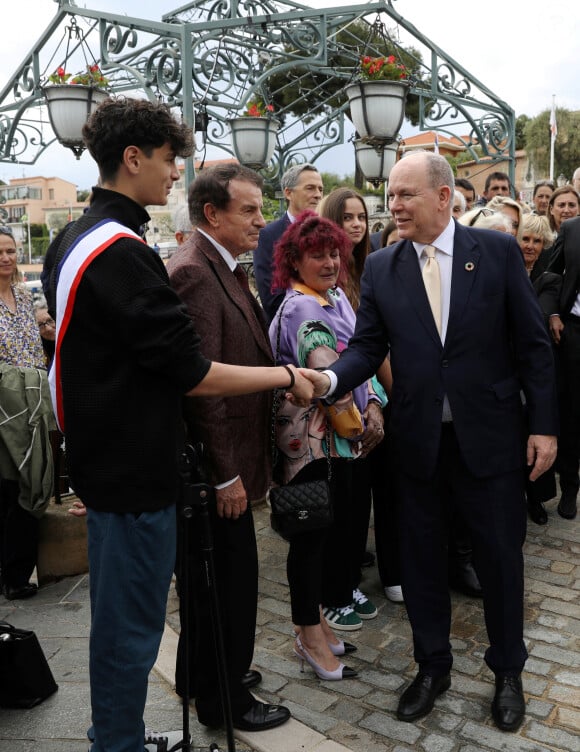 Exclusif - Le prince Albert II de Monaco inaugure la sculpture "La Méduse des Voyageurs" à Saint-Jean-Cap-Ferrat, en présence du maire de la ville, Jean-François Dieterich, le 15 mai 2024. © Jean-François Ottonello / Nice Martin / Bestimage 