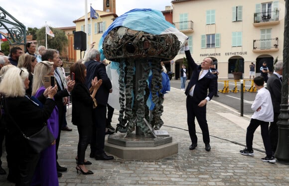 Exclusif - Le prince Albert II de Monaco inaugure la sculpture "La Méduse des Voyageurs" à Saint-Jean-Cap-Ferrat, en présence du maire de la ville, Jean-François Dieterich, le 15 mai 2024.  © Jean-François Ottonello / Nice Martin / Bestimage 