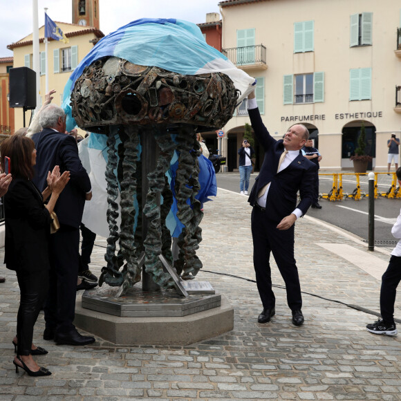 Exclusif - Le prince Albert II de Monaco inaugure la sculpture "La Méduse des Voyageurs" à Saint-Jean-Cap-Ferrat, en présence du maire de la ville, Jean-François Dieterich, le 15 mai 2024.  © Jean-François Ottonello / Nice Martin / Bestimage 