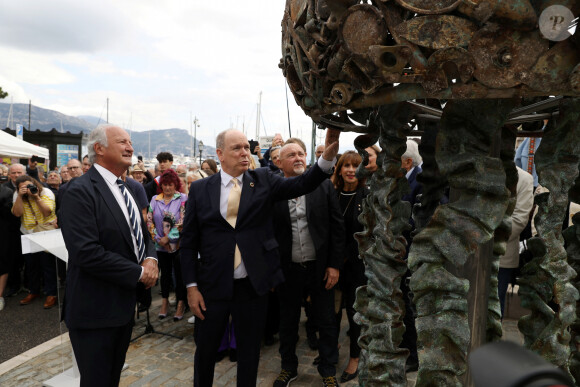 Aujourd'hui, le Souverain était à Saint-Jean-Cap-Ferrat, pour inaugurer une superbe statue.
Exclusif - Le prince Albert II de Monaco inaugure la sculpture "La Méduse des Voyageurs" à Saint-Jean-Cap-Ferrat, en présence du maire de la ville, Jean-François Dieterich, le 15 mai 2024. © Jean-François Ottonello / Nice Martin / Bestimage 