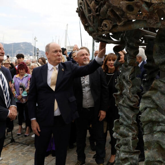 Aujourd'hui, le Souverain était à Saint-Jean-Cap-Ferrat, pour inaugurer une superbe statue.
Exclusif - Le prince Albert II de Monaco inaugure la sculpture "La Méduse des Voyageurs" à Saint-Jean-Cap-Ferrat, en présence du maire de la ville, Jean-François Dieterich, le 15 mai 2024. © Jean-François Ottonello / Nice Martin / Bestimage 