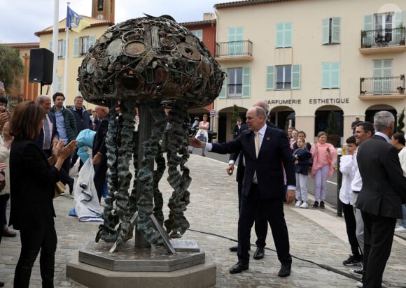 Exclusif - Le prince Albert II de Monaco inaugure la sculpture "La Méduse des Voyageurs" à Saint-Jean-Cap-Ferrat, en présence du maire de la ville, Jean-François Dieterich, le 15 mai 2024. © Jean-François Ottonello / Nice Martin / Bestimage 