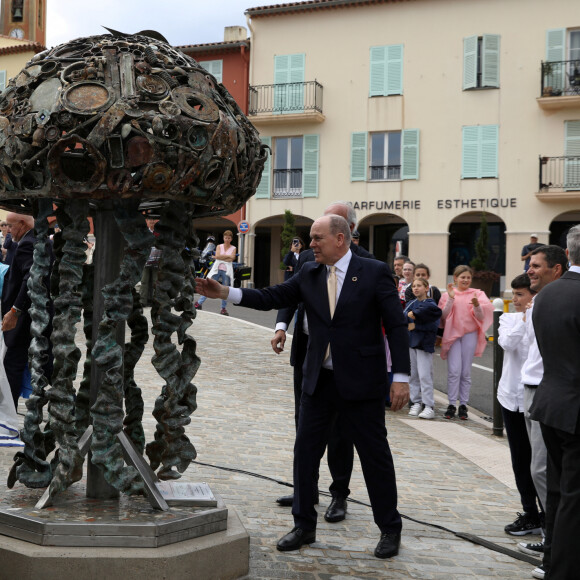 Exclusif - Le prince Albert II de Monaco inaugure la sculpture "La Méduse des Voyageurs" à Saint-Jean-Cap-Ferrat, en présence du maire de la ville, Jean-François Dieterich, le 15 mai 2024. © Jean-François Ottonello / Nice Martin / Bestimage 