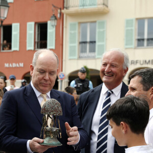 Exclusif - Le prince Albert II de Monaco inaugure la sculpture "La Méduse des Voyageurs" à Saint-Jean-Cap-Ferrat, en présence du maire de la ville, Jean-François Dieterich, le 15 mai 2024. © Jean-François Ottonello / Nice Martin / Bestimage 