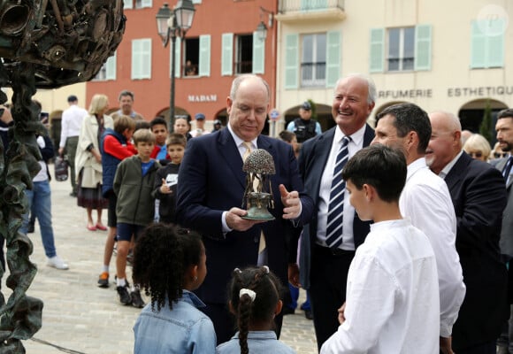 Exclusif - Le prince Albert II de Monaco inaugure la sculpture "La Méduse des Voyageurs" à Saint-Jean-Cap-Ferrat, en présence du maire de la ville, Jean-François Dieterich, le 15 mai 2024. © Jean-François Ottonello / Nice Martin / Bestimage 