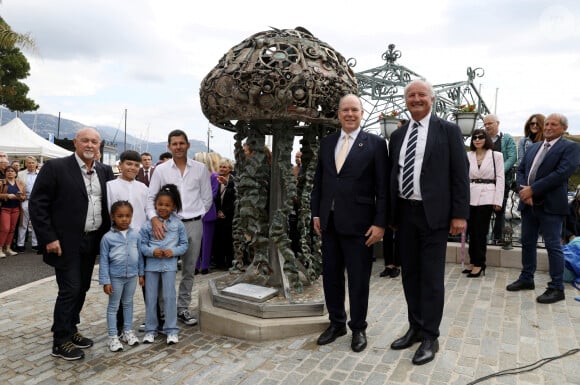 Exclusif - Le prince Albert II de Monaco inaugure la sculpture "La Méduse des Voyageurs" à Saint-Jean-Cap-Ferrat, en présence du maire de la ville, Jean-François Dieterich, le 15 mai 2024. © Jean-François Ottonello / Nice Martin / Bestimage 