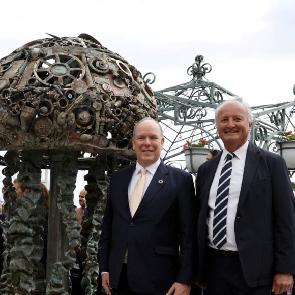 Exclusif - Le prince Albert II de Monaco inaugure la sculpture "La Méduse des Voyageurs" à Saint-Jean-Cap-Ferrat, en présence du maire de la ville, Jean-François Dieterich, le 15 mai 2024. © Jean-François Ottonello / Nice Martin / Bestimage 