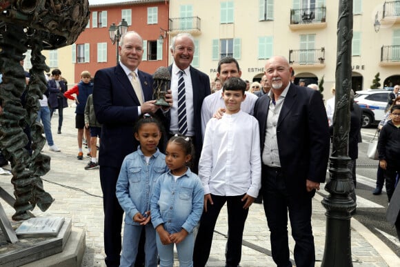 Exclusif - Le prince Albert II de Monaco inaugure la sculpture "La Méduse des Voyageurs" à Saint-Jean-Cap-Ferrat, en présence du maire de la ville, Jean-François Dieterich, le 15 mai 2024. © Jean-François Ottonello / Nice Martin / Bestimage 