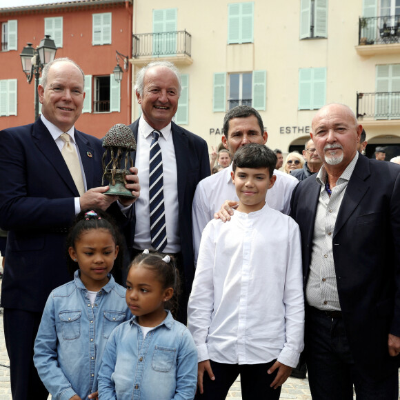 Exclusif - Le prince Albert II de Monaco inaugure la sculpture "La Méduse des Voyageurs" à Saint-Jean-Cap-Ferrat, en présence du maire de la ville, Jean-François Dieterich, le 15 mai 2024. © Jean-François Ottonello / Nice Martin / Bestimage 