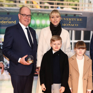 Et de leurs jumeaux.
Le prince Albert II de Monaco, la princesse Charlène de Monaco et leurs enfants, le prince Jacques de Monaco, marquis des Baux, et la princesse Gabriella de Monaco, comtesse de Carladès - La famille princière de Monaco lors de l'ouverture de la section Monaco au musée Miniatur Wunderland (Miniature Wonderland) à Hambourg, Allemagne, le 25 avril 2024. © Action Press/Bestimage