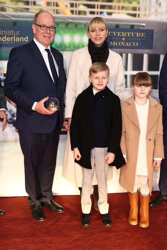 Et de leurs jumeaux.
Le prince Albert II de Monaco, la princesse Charlène de Monaco et leurs enfants, le prince Jacques de Monaco, marquis des Baux, et la princesse Gabriella de Monaco, comtesse de Carladès - La famille princière de Monaco lors de l'ouverture de la section Monaco au musée Miniatur Wunderland (Miniature Wonderland) à Hambourg, Allemagne, le 25 avril 2024. © Action Press/Bestimage