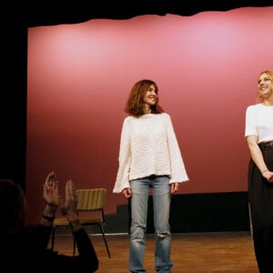 Qu'elle soigne peu à peu grâce à son nouveau spectacle. 
Exclusif - Anne Parillaud et Laura Laune saluent le public à la fin de la Première représentation de la Pièce " Je ne serais pas arrivée là, si... " au Théâtre Antoine à Paris, France, le 23 Avril 2024. © Bertrand Rindoff / Bestimage 