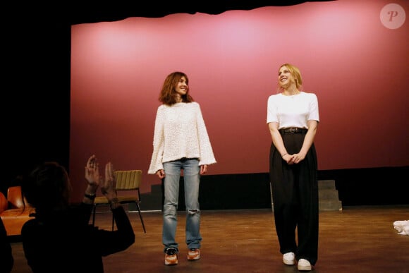 Qu'elle soigne peu à peu grâce à son nouveau spectacle. 
Exclusif - Anne Parillaud et Laura Laune saluent le public à la fin de la Première représentation de la Pièce " Je ne serais pas arrivée là, si... " au Théâtre Antoine à Paris, France, le 23 Avril 2024. © Bertrand Rindoff / Bestimage 