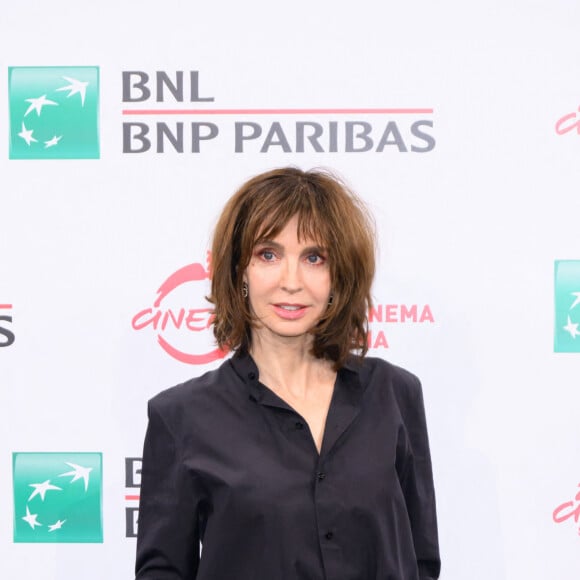 Anne Parillaud au photocall du film "À la Recherche" lors du 18ème Rome International Film Festival, à l'auditorium Parco Della Musica de Rome, Italie, le 24 octobre 2023. 