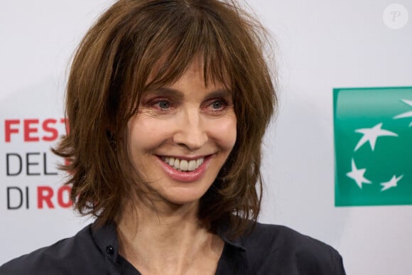 Anne Parillaud au photocall du film "À la Recherche" lors du 18ème Rome International Film Festival, à l'auditorium Parco Della Musica de Rome, Italie.