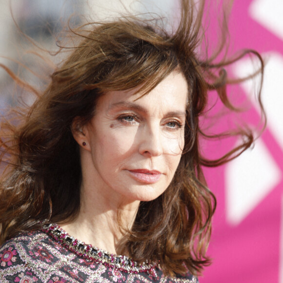 Mais aujourd'hui, elle semble s'en remettre peu à peu...
Anne Parillaud - Arrivées à la première du film "Blonde" lors de la 48ème édition du festival du film américain de Deauville le 9 septembre 2022. © Denis Guignebourg / Bestimage 