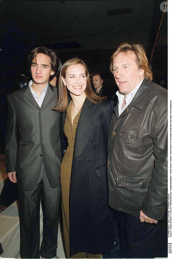 Il faut dire qu'il a été son beau-père pendant dix ans. 
Carole Bouquet, son fils Dimitri Rassam et son compagnon Gérard Depardieu - Défilé Chanel 2001