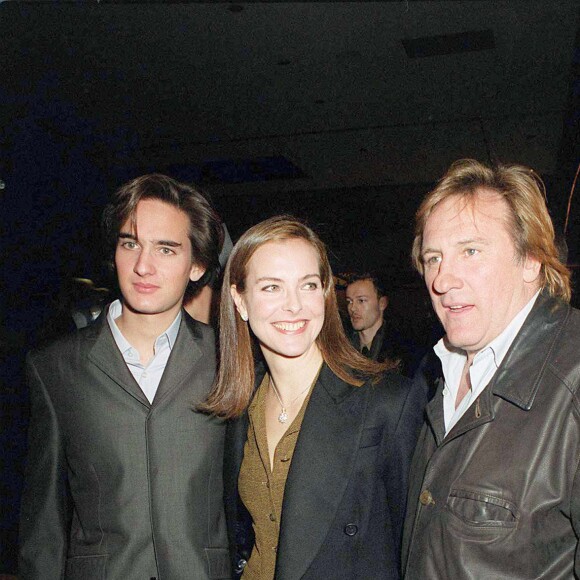 Il faut dire qu'il a été son beau-père pendant dix ans. 
Carole Bouquet, son fils Dimitri Rassam et son compagnon Gérard Depardieu - Défilé Chanel 2001