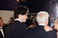 Cannes 2024 - Richard Gere : Baiser fougueux à sa femme Alejandra Silva, de 34 ans sa cadette, son fils très séduisant fait sensation