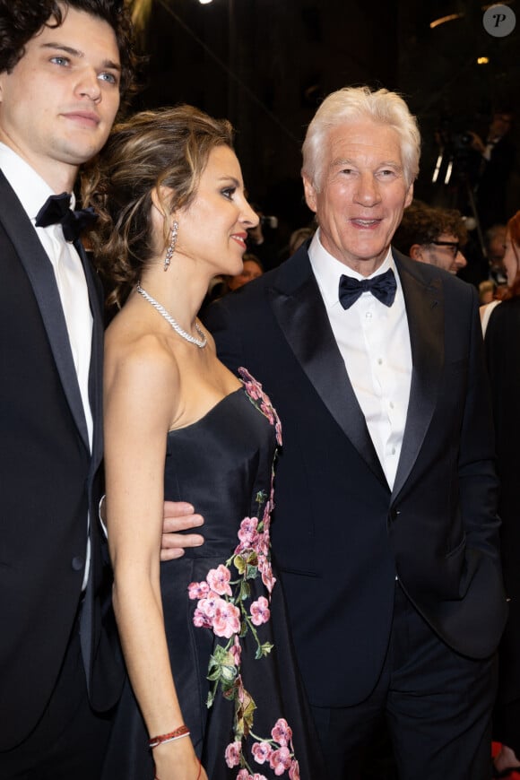 Richard Gere et Alejandra, mariés depuis 2018, étaient accompagnés du fils aîné de l'acteur, qui a fait sensation.
Alejandra Silva et son mari Richard Gere, son fils Homer James Jigme Gere - Montée des marches du film "Oh, Canada" lors du 77ème Festival International du Film de Cannes au Palais des Festivals à Cannes. Le 17 mai 2024 © Jacovides-Moreau / Bestimage