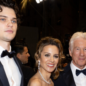Homer Gere, né en 2000, est le fils que Richard Gere a eu avec l'actrice Carey Lowell.
Alejandra Silva et son mari Richard Gere, son fils Homer James Jigme Gere - Montée des marches du film "Oh, Canada" lors du 77ème Festival International du Film de Cannes au Palais des Festivals à Cannes. Le 17 mai 2024 © Jacovides-Moreau / Bestimage