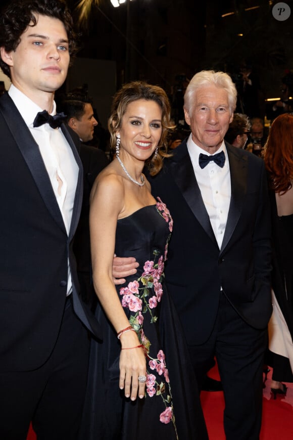 Homer Gere, né en 2000, est le fils que Richard Gere a eu avec l'actrice Carey Lowell.
Alejandra Silva et son mari Richard Gere, son fils Homer James Jigme Gere - Montée des marches du film "Oh, Canada" lors du 77ème Festival International du Film de Cannes au Palais des Festivals à Cannes. Le 17 mai 2024 © Jacovides-Moreau / Bestimage