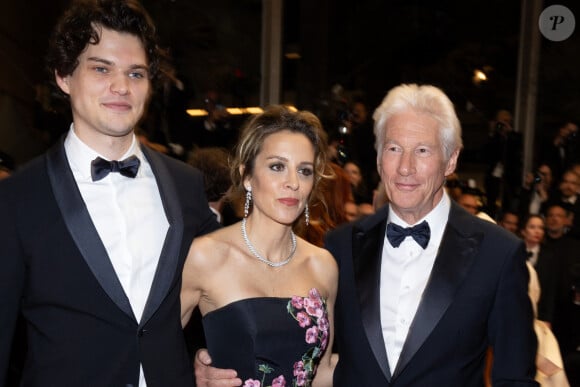 Alejandra Silva et son mari Richard Gere, son fils Homer James Jigme Gere - Montée des marches du film "Oh, Canada" lors du 77ème Festival International du Film de Cannes au Palais des Festivals à Cannes. Le 17 mai 2024 © Jacovides-Moreau / Bestimage