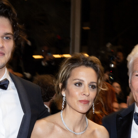 Alejandra Silva et son mari Richard Gere, son fils Homer James Jigme Gere - Montée des marches du film "Oh, Canada" lors du 77ème Festival International du Film de Cannes au Palais des Festivals à Cannes. Le 17 mai 2024 © Jacovides-Moreau / Bestimage