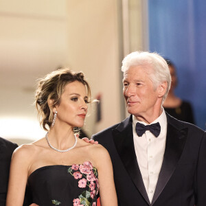 Depuis 2018, il est marié à la publicitaire Alejandra Silva, avec laquelle il a donné deux frères à Homer.
Alejandra Silva et son mari Richard Gere - Montée des marches du film "Oh, Canada" lors du 77ème Festival International du Film de Cannes, au Palais des Festivals à Cannes. Le 17 mai 2024 © Jacovides-Moreau / Bestimage