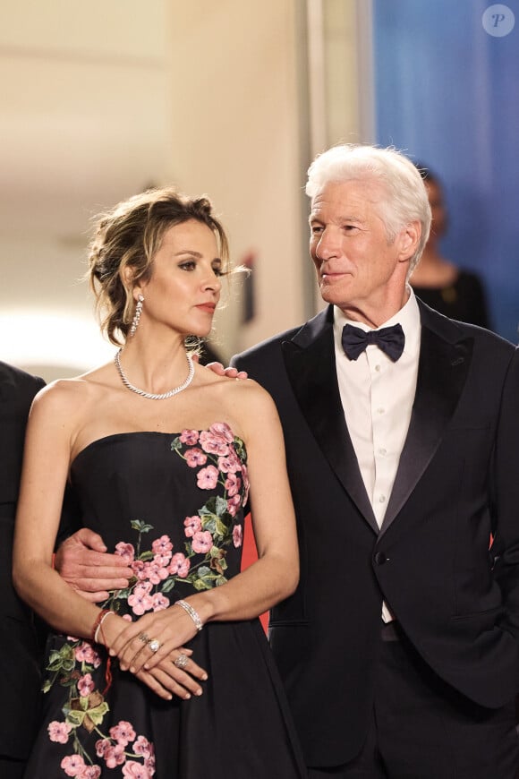 Depuis 2018, il est marié à la publicitaire Alejandra Silva, avec laquelle il a donné deux frères à Homer.
Alejandra Silva et son mari Richard Gere - Montée des marches du film "Oh, Canada" lors du 77ème Festival International du Film de Cannes, au Palais des Festivals à Cannes. Le 17 mai 2024 © Jacovides-Moreau / Bestimage