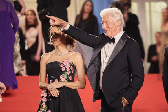 Alejandra Silva et son mari Richard Gere, de retour après 40 ans d'absence au festival - Montée des marches du film "Oh, Canada" lors du 77ème Festival International du Film de Cannes, au Palais des Festivals à Cannes. Le 17 mai 2024 © Jacovides-Moreau / Bestimage