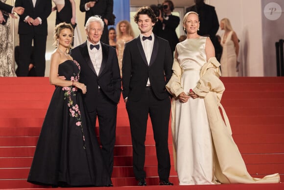 L'acteur hollywoodien, très discret ces dernières années, est venu présenter son dernier film aux côtés d'Uma Thurman.
Alejandra Silva et son mari Richard Gere, son fils Homer James Jigme Gere et Uma Thurman - Montée des marches du film "Oh, Canada" lors du 77ème Festival International du Film de Cannes au Palais des Festivals à Cannes. Le 17 mai 2024 © Jacovides-Moreau / Bestimage