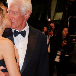Le septuagénaire est venu aux côtés de sa jeune épouse Alejandra, qu'il n'a pas hésité à embrasser sur le tapis rouge.
Alejandra Silva et son mari Richard Gere - Descente des marches du film "Oh Canada" lors du 77ème Festival International du Film de Cannes, au Palais des Festivals à Cannes. Le 17 mai 2024 © Jacovides-Moreau / Bestimage