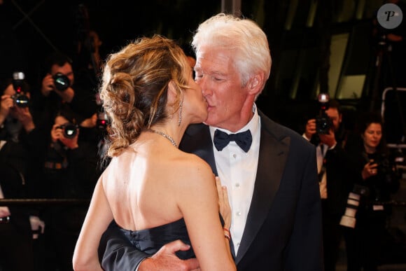 Le septuagénaire est venu aux côtés de sa jeune épouse Alejandra, qu'il n'a pas hésité à embrasser sur le tapis rouge.
Alejandra Silva et son mari Richard Gere - Descente des marches du film "Oh Canada" lors du 77ème Festival International du Film de Cannes, au Palais des Festivals à Cannes. Le 17 mai 2024 © Jacovides-Moreau / Bestimage