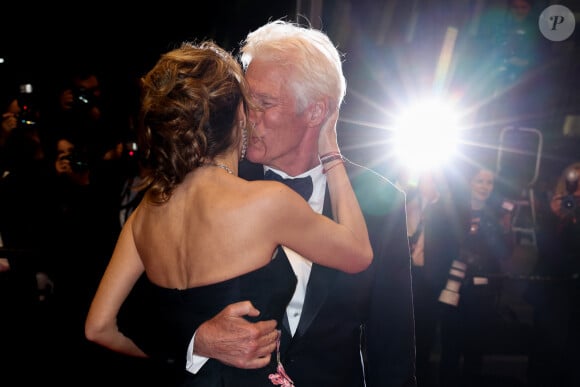 Alejandra Silva et son mari Richard Gere - Descente des marches du film "Oh Canada" lors du 77ème Festival International du Film de Cannes, au Palais des Festivals à Cannes. Le 17 mai 2024 © Jacovides-Moreau / Bestimage