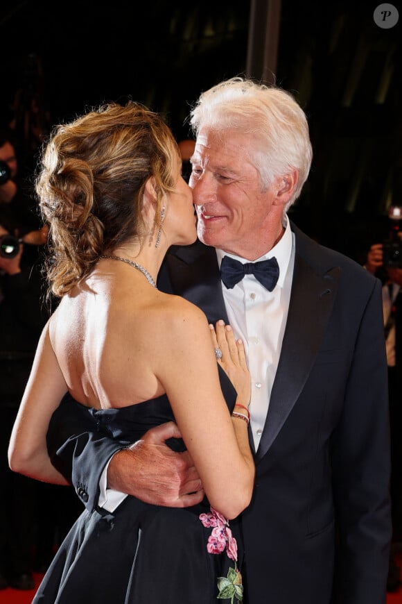 Alejandra Silva et son mari Richard Gere - Descente des marches du film "Oh Canada" lors du 77ème Festival International du Film de Cannes, au Palais des Festivals à Cannes. Le 17 mai 2024 © Jacovides-Moreau / Bestimage