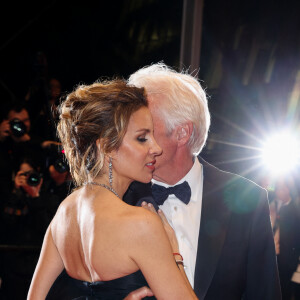 Alejandra Silva et son mari Richard Gere - Descente des marches du film "Oh Canada" lors du 77ème Festival International du Film de Cannes, au Palais des Festivals à Cannes. Le 17 mai 2024 © Jacovides-Moreau / Bestimage
