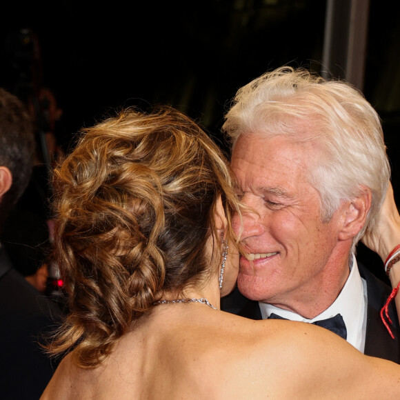 Alejandra Silva et son mari Richard Gere - Descente des marches du film "Oh Canada" lors du 77ème Festival International du Film de Cannes, au Palais des Festivals à Cannes. Le 17 mai 2024 © Jacovides-Moreau / Bestimage