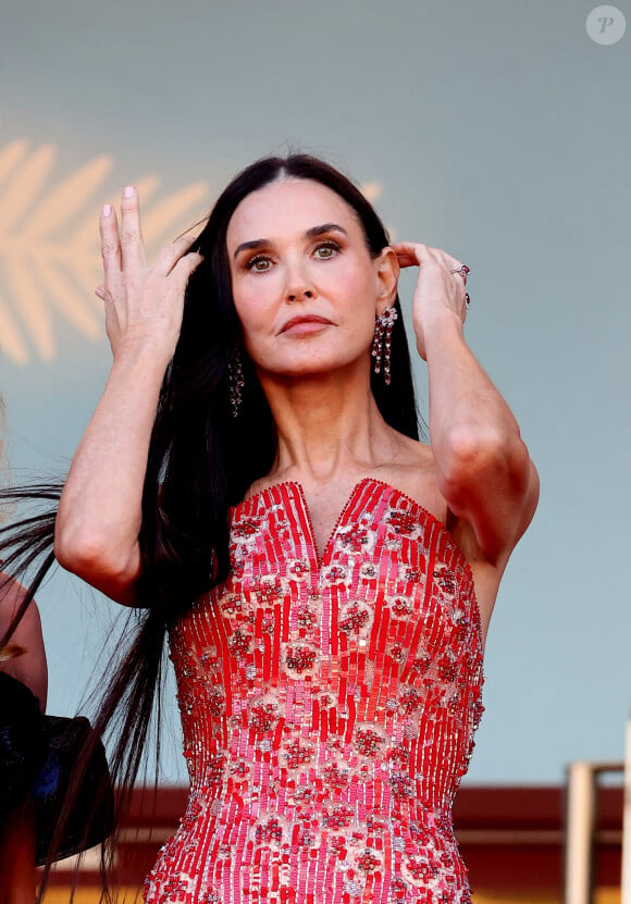 Demi Moore - Montée des marches du film "Kinds of Kindness" lors du 77ème Festival International du Film de Cannes, au Palais des Festivals à Cannes. Le 17 mai 2024 © Jacovides-Moreau / Bestimage