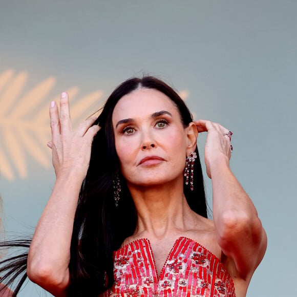 Demi Moore - Montée des marches du film "Kinds of Kindness" lors du 77ème Festival International du Film de Cannes, au Palais des Festivals à Cannes. Le 17 mai 2024 © Jacovides-Moreau / Bestimage