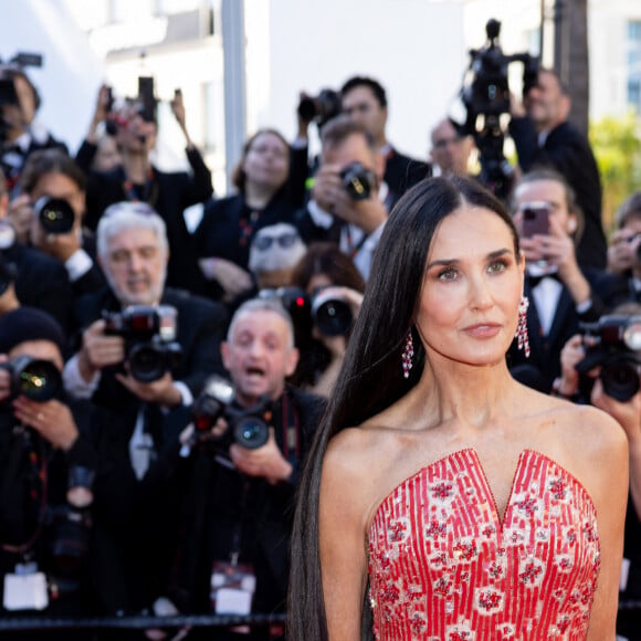 Demi Moore - Montée des marches du film "Kinds of Kindness" lors du 77ème Festival International du Film de Cannes, au Palais des Festivals à Cannes. Le 17 mai 2024 © Jacovides-Moreau / Bestimage