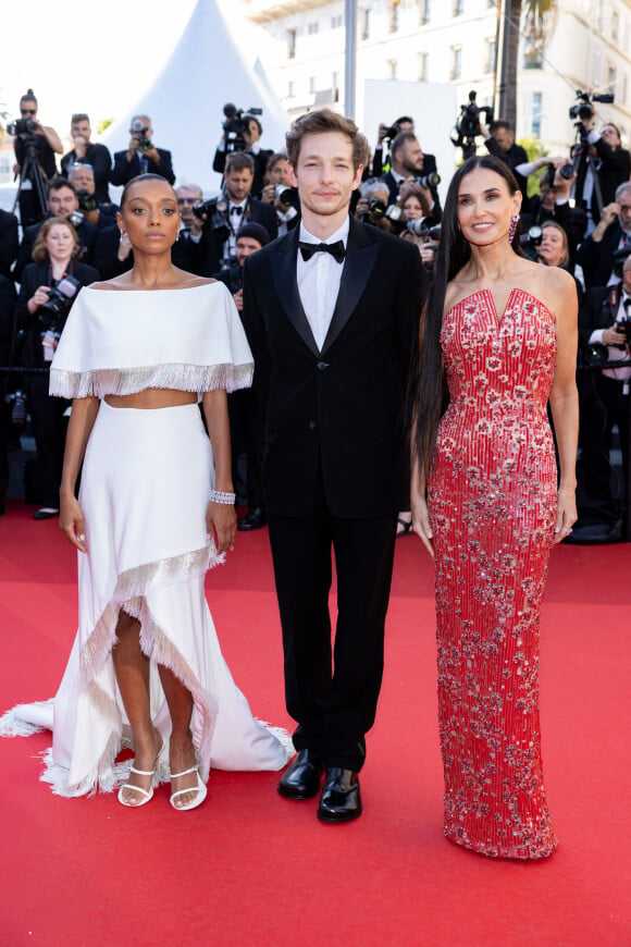 Sophie Wilde, Mike Faist, Demi Moore - Montée des marches du film "Kinds of Kindness" lors du 77ème Festival International du Film de Cannes, au Palais des Festivals à Cannes. Le 17 mai 2024 © Jacovides-Moreau / Bestimage