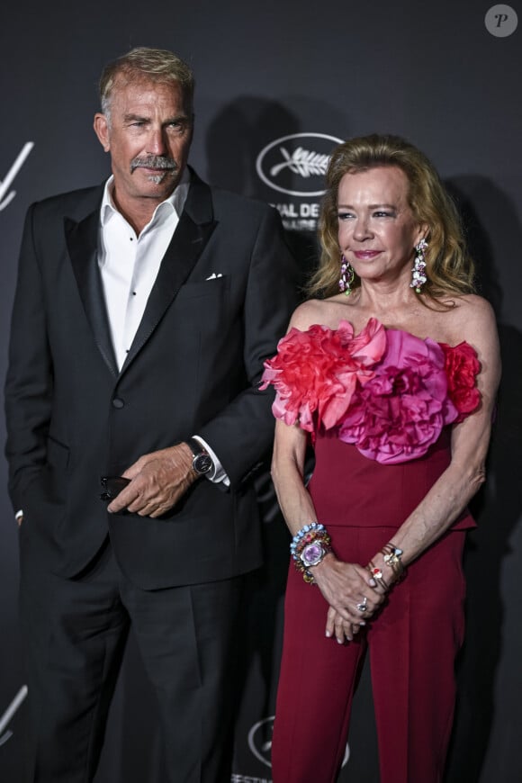 Kevin Costner, Caroline Scheufele - Photocall du dîner "Trophée Chopard" au Carlton Beach lors du 77ème Festival International du Film de Cannes. Le 17 mai 2024 © Olivier Borde / Bestimage