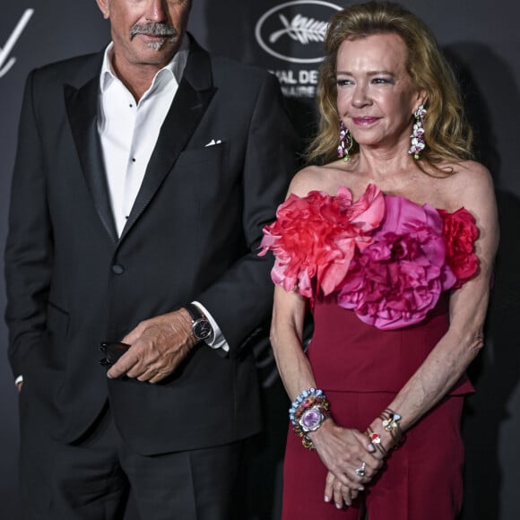 Kevin Costner, Caroline Scheufele - Photocall du dîner "Trophée Chopard" au Carlton Beach lors du 77ème Festival International du Film de Cannes. Le 17 mai 2024 © Olivier Borde / Bestimage