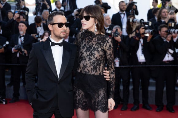 Anthony Vaccarello, Charlotte Gainsbourg - Montée des marches du film " Emilia Perez " lors du 77ème Festival International du Film de Cannes, au Palais des Festivals à Cannes. Le 18 mai 2024 © Jacovides-Moreau / Bestimage 